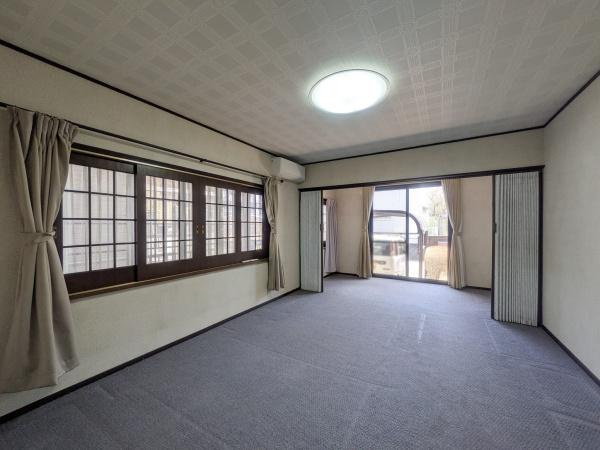 新明治5丁目　戸建の洋室|大きな窓から光が差し込む洋室です。パーテーションを開けると広々1室として使用することも可能で様々な用途で使用できます。