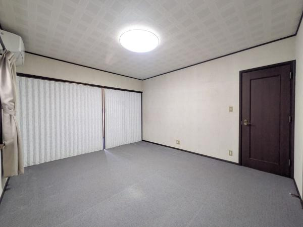 新明治5丁目　戸建の洋室|約9帖の落ち着いた雰囲気の洋室です。大きな窓から明るい光が入ります。シンプルな内装でさまざまなインテリアに合わせやすいです。