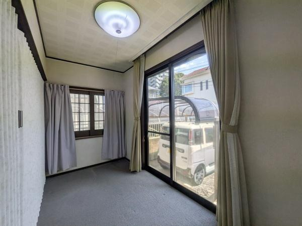 新明治5丁目　戸建の洋室|大きな窓から自然光がたっぷりと差し込む洋室です。パーテーションを開けると約9帖の洋室とつながっており様々な使い方が出来ます。