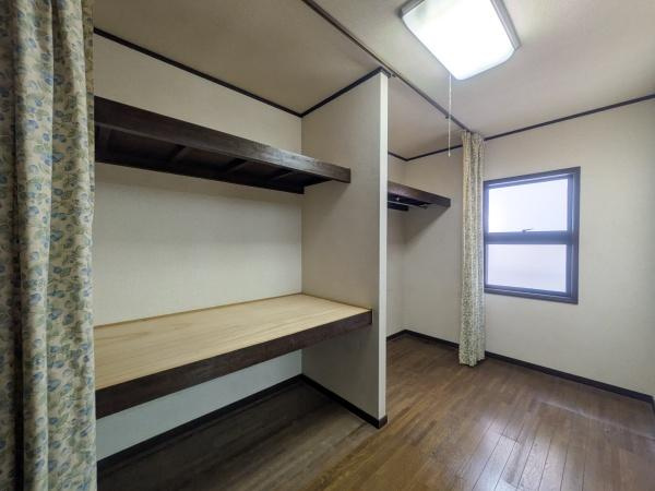 新明治5丁目　戸建の収納|収納スペースが広く設けられており整理しやすい構造です。棚とハンガーパイプが分かれているので用途ごとに分別が可能です。窓もあり換気もできます。