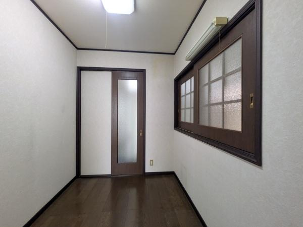新明治5丁目　戸建の収納|ダイニング・廊下とつながった収納スペースです。広々しているためたくさんの物を収納でき、ダイニングとリビングをスッキリさせることが出来ます。
