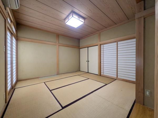 新明治5丁目　戸建の和室|障子から柔らかな光が差し込み室内が明るい空間です。広々とした空間が確保されており様々な用途に活用できます。