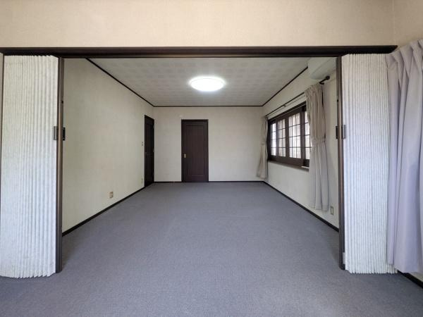 新明治5丁目　戸建の洋室|パーテーションをあけると約4帖と約9帖の洋室が一部屋になり広々洋室としても利用可能です。