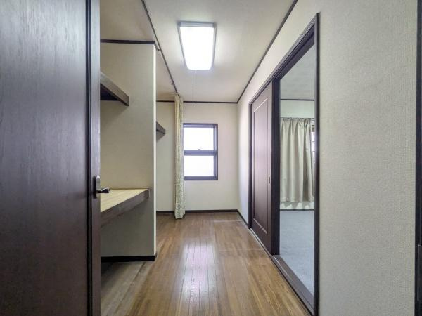 新明治5丁目　戸建の収納|広々とした空間が特徴の収納スペースです。棚が設置されており物の整理整頓がしやすいです。採光用の窓が付いており明るさも確保されています。