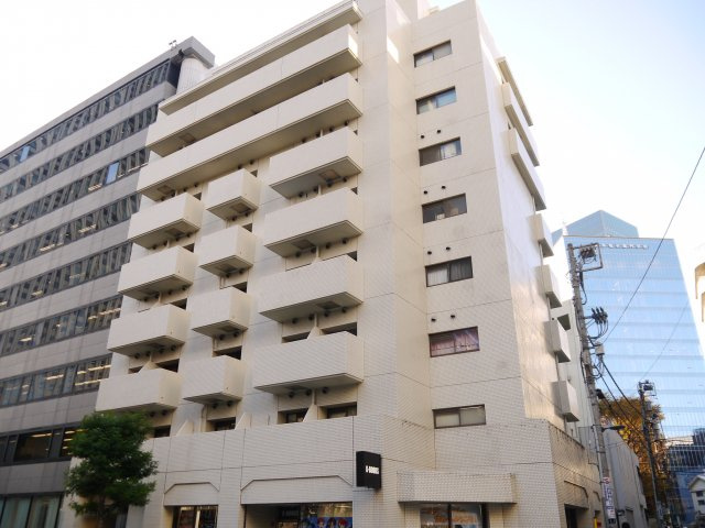 【外観】 | クレール東池袋 | 陽光浴びる外観がシンプルな外観をより際立たせ、人々の記憶に存在感を植え付けます。