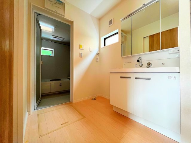 栄区東上郷町　新築戸建て　第2の独立洗面台|［モデルハウス］◆毎日使う場所だから、機能的で使いやすさに配慮したパウダールーム。すっきりと使えるように収納も豊富にご用意しています。