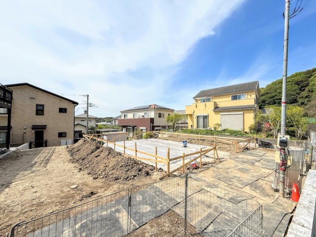 栄区東上郷町　新築戸建て　第2の駐車場|◆ゆったりとした駐車スペースを確保いたしましたので、お車2台駐車できます。自転車やバイクなど、ゆとりのある敷地で置き場所に困ることはないでしょう。