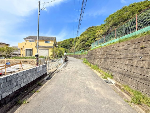 栄区東上郷町　新築戸建て　第2の前面道路含む現地写真|◆前面道路も幅員があり車の運転も安心！前面道路は閑静な住宅地。車通りの少ない道路です。お子様にも安心です。