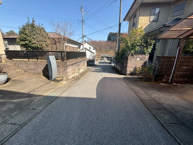 芳賀郡市貝町　中古戸建の前面道路含む現地写真