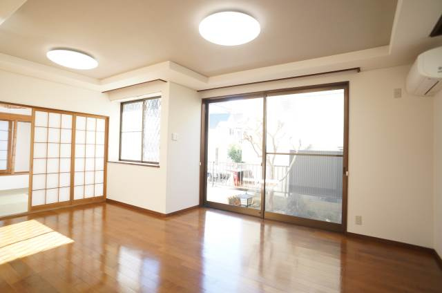松ヶ丘戸建ての居間・リビング