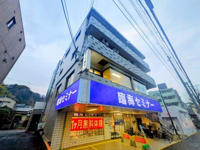 磯子川辺ビルの外観