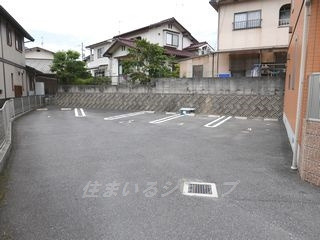 ｉメゾン亀山の駐車場
