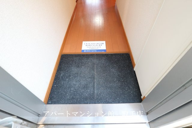 レオパレスハーヴェスト湖北の玄関