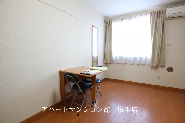 レオパレスハーヴェスト湖北の居間・リビング