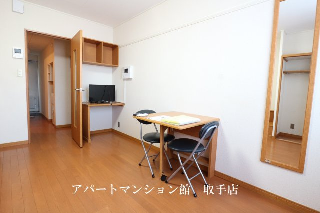 レオパレスハーヴェスト湖北の居間・リビング