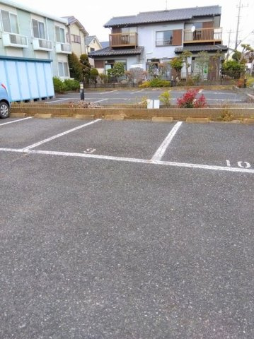 レオパレスハーヴェスト湖北の駐車場