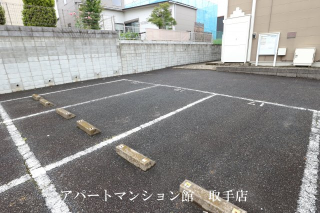 レオパレスロッソピアンコの駐車場