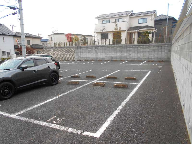 レオパレスロッソピアンコの駐車場