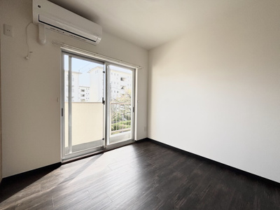 【洋室】 | 左近山団地4街区12号棟  南西向き、陽当良好/3口コンロ/管理体制良好 | ◆気持ちの良い風が室内へ入り込む居室。家具を配置しても広々ご利用いただけます！！
