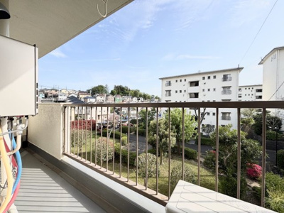 【展望】 | 左近山団地4街区12号棟  南西向き、陽当良好/3口コンロ/管理体制良好 | ◆日当たり良好なバルコニー！毎日のお洗濯にも嬉しいですね！
