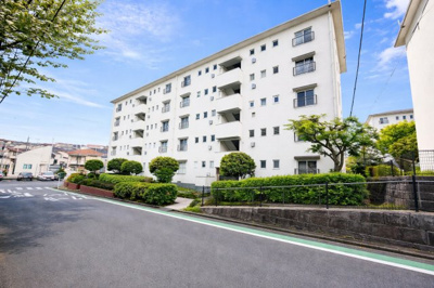 【外観】 | 左近山団地4街区12号棟  南西向き、陽当良好/3口コンロ/管理体制良好 | ◆管理の行き届いた外観が、住環境の良さを感じさせます。
