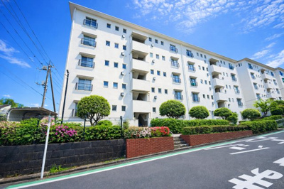 【外観】 | 左近山団地4街区12号棟  南西向き、陽当良好/3口コンロ/管理体制良好 | ◆洗練されたデザインの外観で、住まう方のステータスを感じさせる佇まいです。
