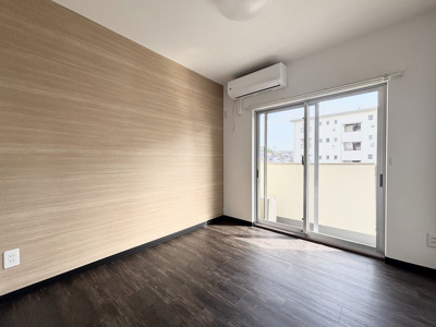 【洋室】 | 左近山団地4街区12号棟  南西向き、陽当良好/3口コンロ/管理体制良好 | ◆柔らかい陽光が差し込む明るいお部屋を演出する設計。彩光の取れる窓が気持ちの良いお部屋を創り上げます。
