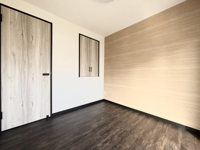 【洋室】 | 左近山団地4街区12号棟  南西向き、陽当良好/3口コンロ/管理体制良好 | ◆室内はいつも明るい印象なので気持ちの良い朝を迎えられます。各部屋にはクローゼットを完備しており、収納が多いお家はすっきりして快適空間です。
