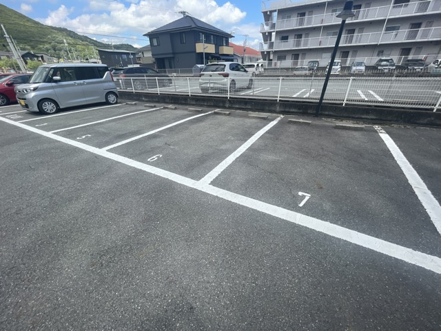 エイセイ勝原B棟の駐車場