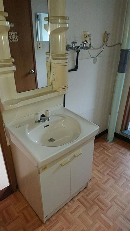 神陵台北住宅65号棟の独立洗面台