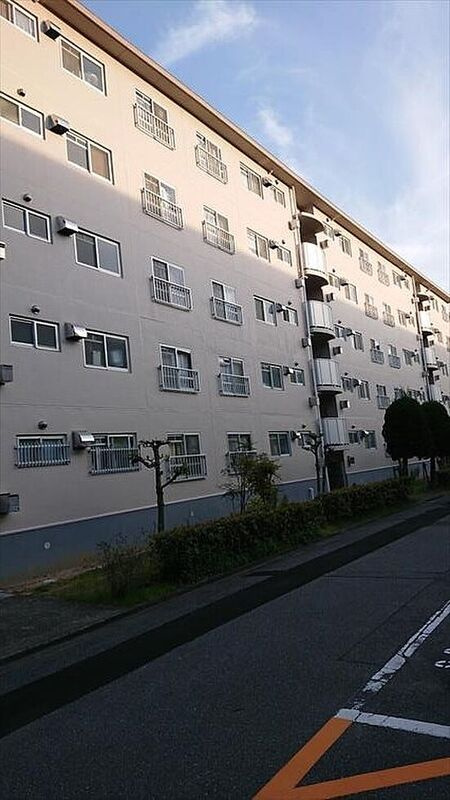 神陵台北住宅65号棟の駐車場