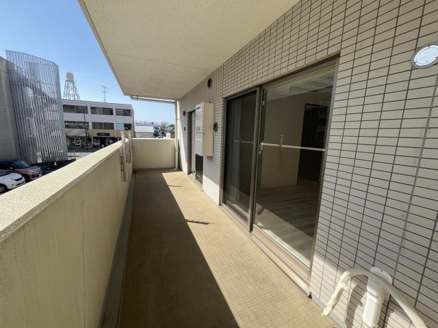 プレシス小手指のバルコニー|13.47㎡のバルコニーは広く一度にたくさんの洗濯物が干せます