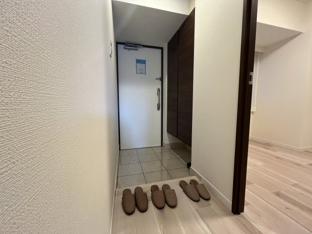 プレシス小手指の玄関|シューズクロークも広めで収納力抜群♪