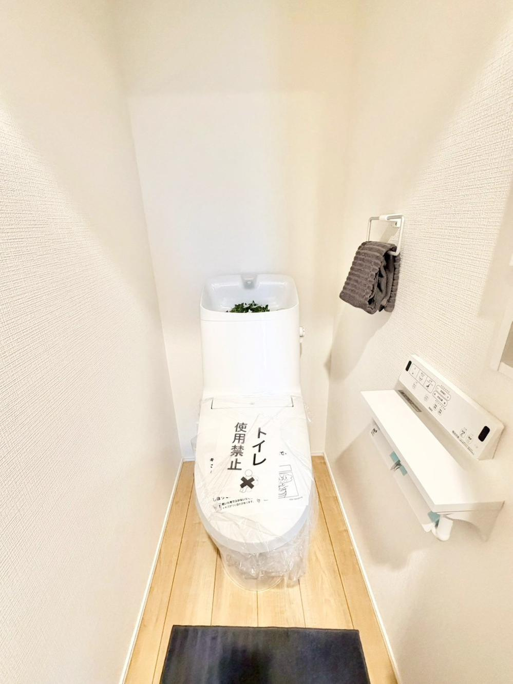 【LIGNAGE】東久留米市前沢５丁目01期のトイレ|トイレスペースが１・２階にございますので、
朝の混雑時に家族が分散して使用できます。