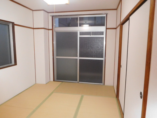 鳩岡ビルの寝室