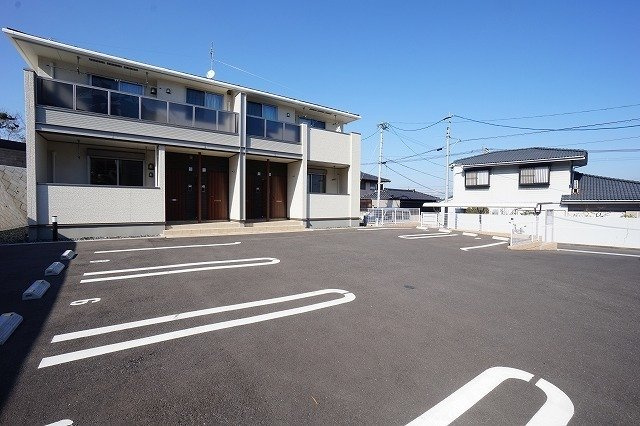 ホワイトハウス壱番館の駐車場