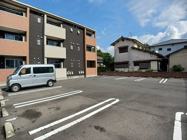 ランドコア陣山の駐車場