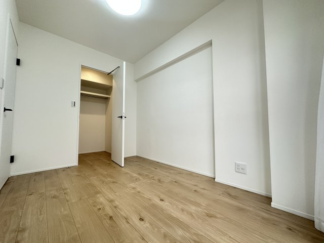 恒陽マンションの寝室|白を基調した寝室！しっかりとした広さもあるので大き目のベッドも置けます！