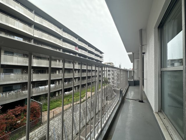 恒陽マンションのバルコニー|長く伸びたワイドバルコニータイプなので洗濯物が多くても安心！