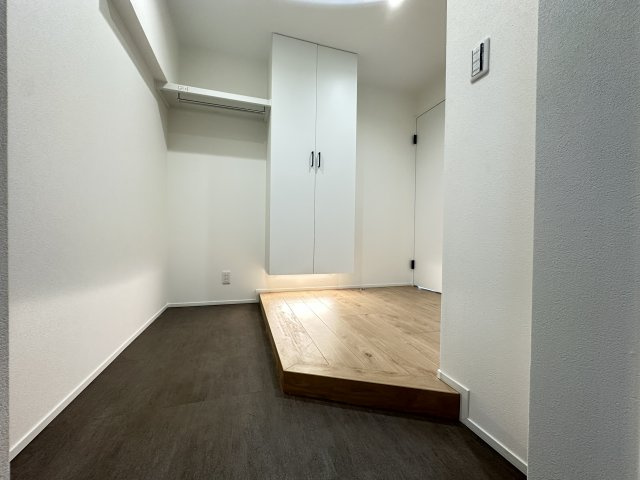 恒陽マンションの玄関|広い玄関！スーツケースやゴルフバッグも色々置けます。照明の配置もお部屋への期待感を高めてくれてますね。