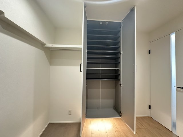 恒陽マンションの玄関|シューズクロークを天井まで上げる事で収納力と空間のデザインレベルをＵＰ、、好感度あがります。
