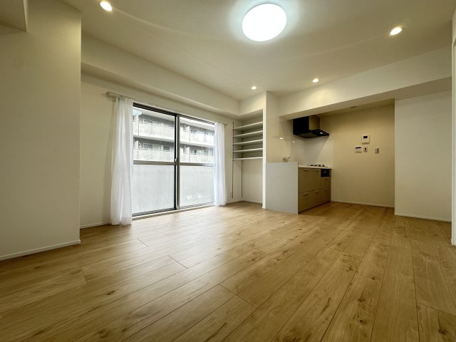 恒陽マンションの居間・リビング|リビング内には可動棚があるので思い出の写真のや推し活グッズも置きたくなりますね。