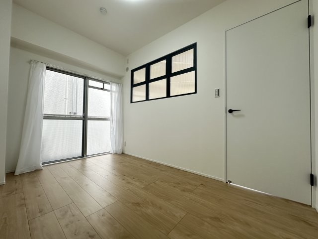 恒陽マンションの洋室|黒い窓枠・ドアノブでおしゃれ空間になる不思議さ！ご見学お待ちしております。