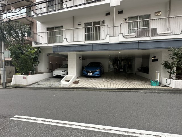 恒陽マンションの駐車場|駐車場も平置きです！空き状況についてはスタッフまでご質問ください！
