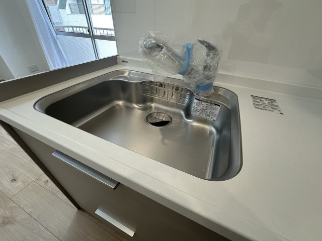 恒陽マンションのキッチン|アルミ型のキッチンシンクは頑丈で長持ちしやすいですよ！シャワーヘッド付きなのでシンク内のお手入れもしやすいです。