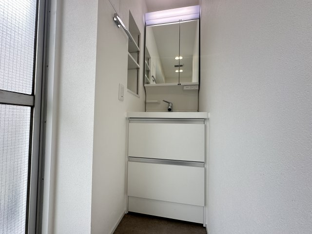 恒陽マンションの独立洗面台|窓がある事でマンションでは珍しい自然光の光が入る洗面所スペースとなってます！
