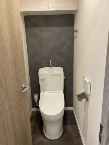 プロスペクト清澄庭園のトイレ|ストックの収納も可能な吊戸棚付きトイレとなります。