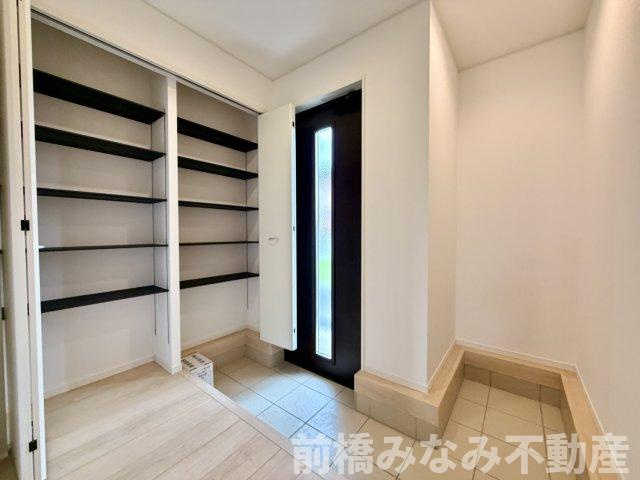 【新築平屋】前橋市粕川町新屋第2　１号棟(全３棟)　クレイドルガーデン　新築建売分譲の玄関|明るい玄関です