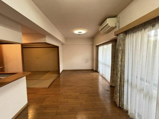 【中古マンション】ダイアパレス若葉壱番館の居間・リビング|ゆったりとした居間です