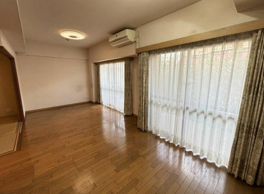 【中古マンション】ダイアパレス若葉壱番館の居間・リビング|ゆったり過ごせる居間です
